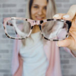 3 diferencias entre lentes antirreflejos y de corte azul